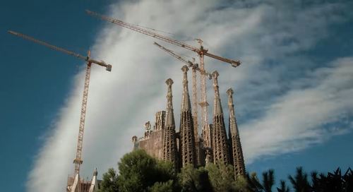 Inspirujący przykład stosowania niskoemisyjnych rozwiązań w budownictwie w katedrze Sagrada Familia Antoniego Gaudiego w Barcelonie
